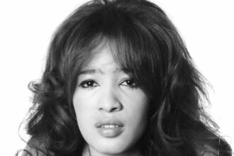 1280px Ronnie Spector 1971 BW